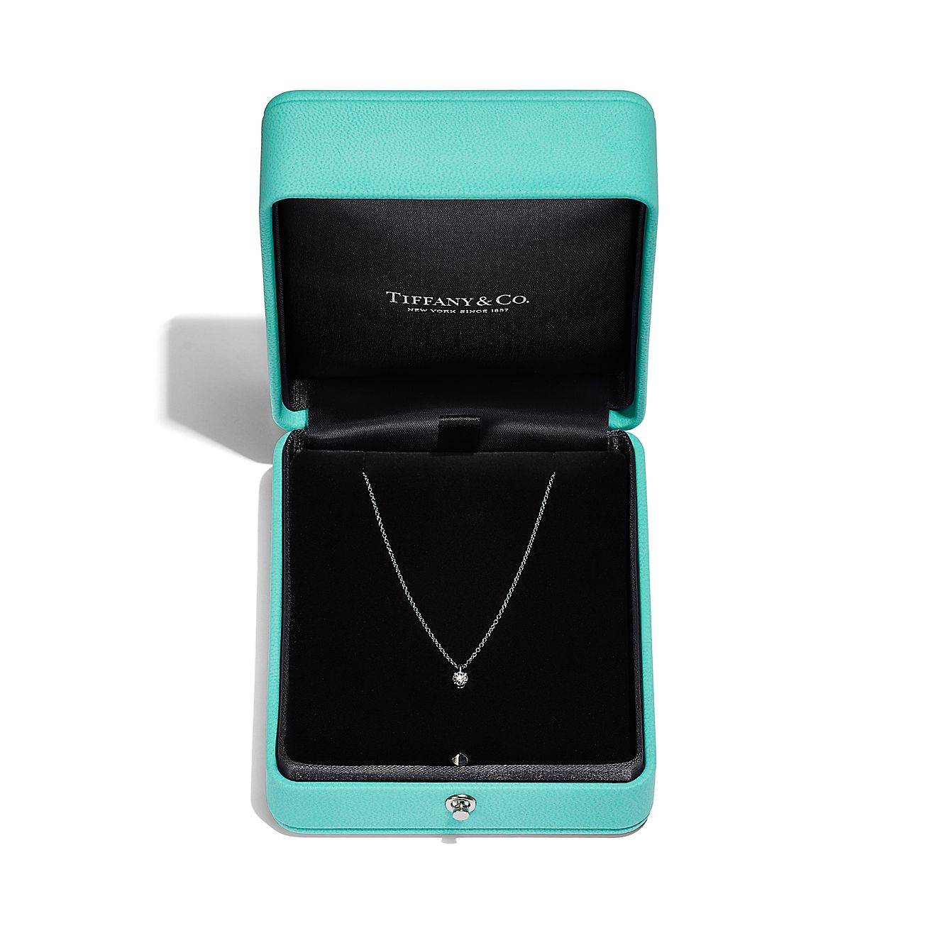 TIFFANY SOLITAIRE DIAMOND PENDANT IN PLATINUM